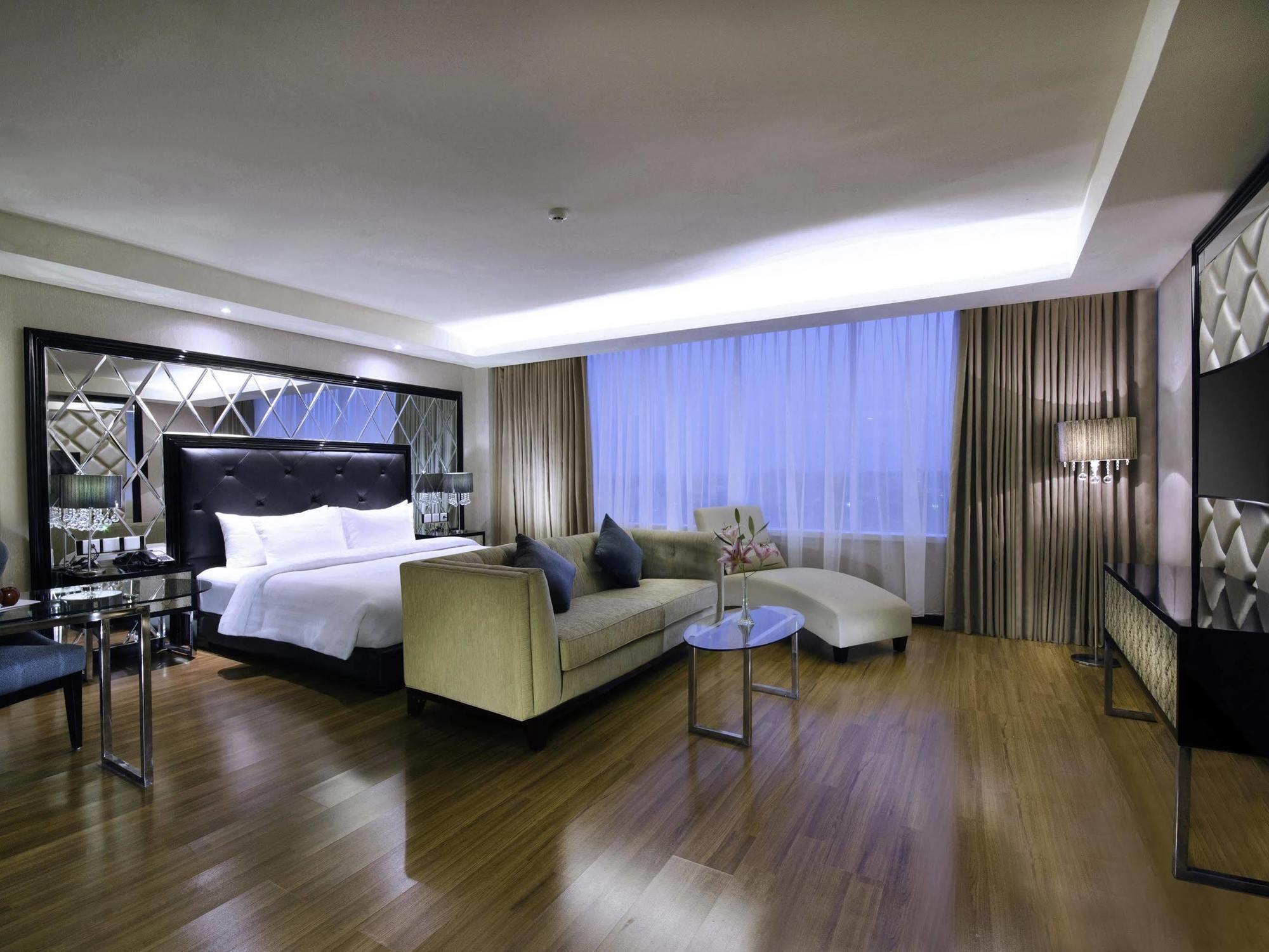 The Alana Hotel & Convention Center Solo By Aston Екстериор снимка